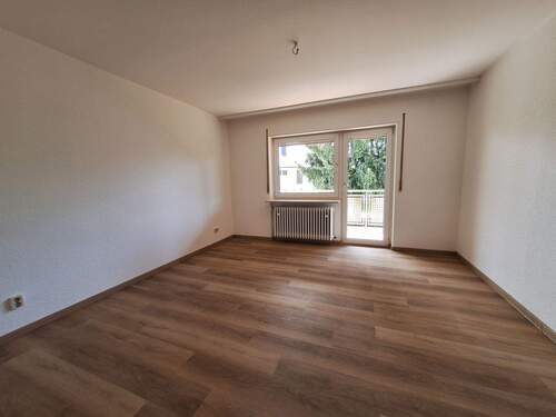 Zimmer mit Zugang zum Balkon - 4 Zimmer Etagenwohnung zur Miete in Kaiserslautern