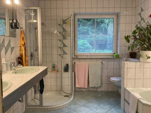 Bad EG mit Blick ins Grüne - 