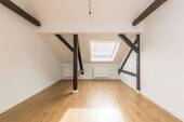 Wohnzimmer - Helle 2-Zimmer-Dachgeschosswohnung mit Wohlfühlcharakter - ideal für Singles oder Paare