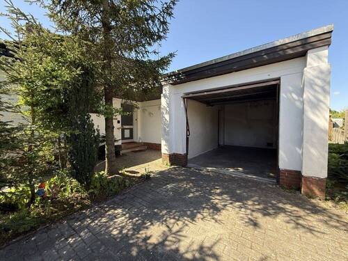 Garage und Eingang - Einfamilienhaus mit 129,00 m&sup2; in Jever zum Kaufen