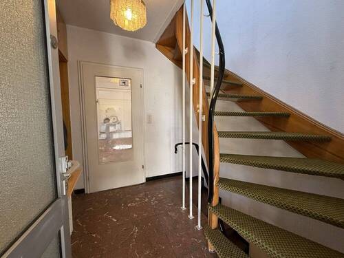 Eingang und Treppe ins DG - 