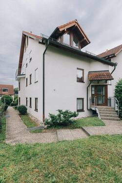Blick auf den Hauseingang - 