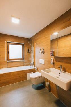 Neues Tageslicht-Bad - Attraktives Investment mit Top-Lage in Stuttgart-Stammheim: 2-Zi-Wohnung m. neuem Bad&eigenem Garten