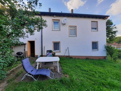 Rückansicht mit kleiner Wiese - 6 Zimmer Mehrfamilienhaus, Wohnhaus zum Kaufen in Hallgarten