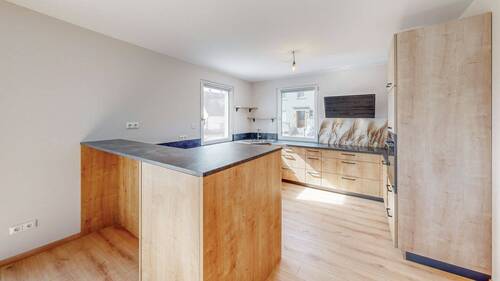 Offen gestaltete Küche - 5 Zimmer Einfamilienhaus in Gollhofen