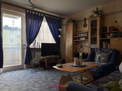 Mit Zugang zum Balkon: das Wohnzimmer... - 2 Zimmer Etagenwohnung in Wolfenbüttel