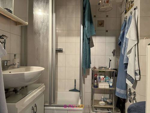 Innenliegend: das zeitlos geflieste Duschbad - 