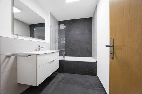 Badezimmer mit Badewanne - 