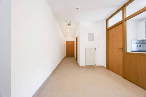 Flur mit Zugang zur Küche und Kinderzimmer - 