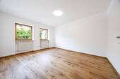 Schlafzimmer mit Fenster - 3 Zimmer Etagenwohnung zum Kaufen in Landshut