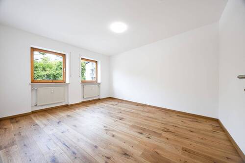 Schlafzimmer mit Fenster - 3 Zimmer Etagenwohnung zum Kaufen in Landshut