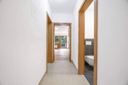 Flur Richtung Wohnzimmer - Etagenwohnung mit 83,60 m&sup2; in Landshut zum Kaufen