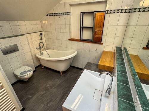 Badezimmer mit Wanne und Dusche 3. OG - 