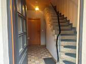 6 Eingangsbereich mit Treppenhaus.jpg - 