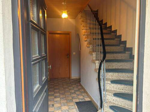 6 Eingangsbereich mit Treppenhaus.jpg - 