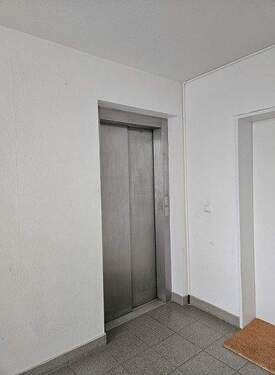 Aufzug - 2 Zimmer Etagenwohnung in Magdeburg