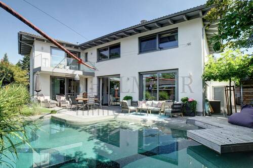 Ansicht Pool und Terrasse 1 - VERKAUF: Traumhaus in ruhiger Lage - Pool, Sauna & Whirlpool inklusive!