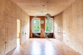 Bild 1 - Sanierungsbedürftige Altbauwohnung - 5 Zi. mit Gestaltungspotenzial