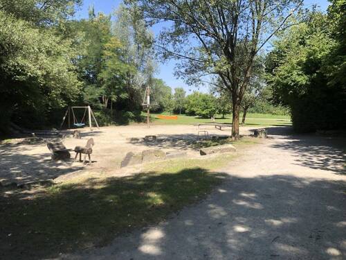 Grünanlage mit Spielplatz - 