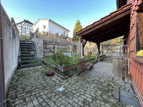 Garten hinterm Haus mit Treppe zum weiteren Garten - 