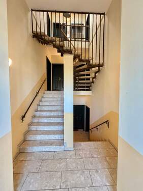 Stilvolles Treppenhaus - 2 Zimmer Etagenwohnung in Dresden