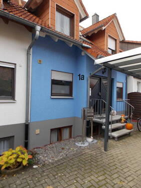 Frontansicht Mehrfamilienhaus - 3-Zi-EG-Wohnung inkl. Garten, Terrasse, Garage, Stellplatz