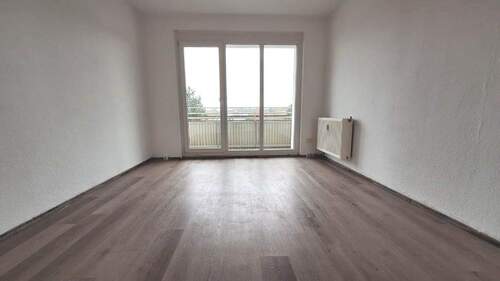 Wohnzimmer mit Balkon - Etagenwohnung mit 58,60 m² in Kemberg zur Miete