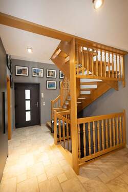 Treppenhaus und Hauseingang - 