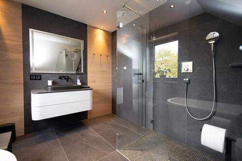 Badezimmer OG ebenerdige Dusche - 