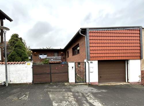 Blick von der Straße - 2 Zimmer Einfamilienhaus in Schöningen