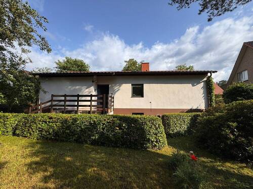 Objektansicht (Hauseingangsseite) - Attraktiver Bungalow wartet auf Ihre Gestaltungsideen!