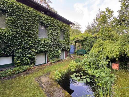 Begrünte Fassade sowie Teich - Mehrfamilienhaus, Wohnhaus mit 90,00 m&sup2; in Neu Wulmstorf zum Kaufen