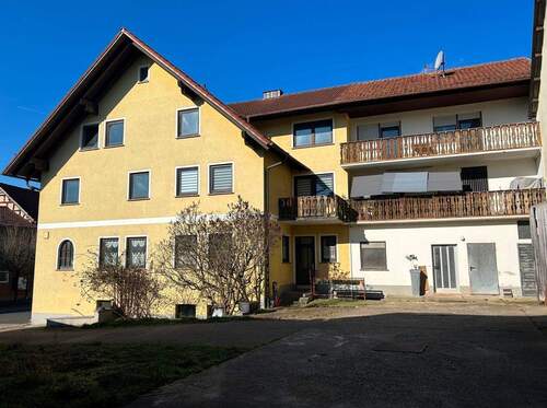 Ansicht vom Hof - 6 Zimmer Mehrfamilienhaus, Wohnhaus in Bundorf