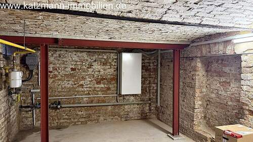 Keller (ca. 20 m²) mit Hausanschlüssen - 