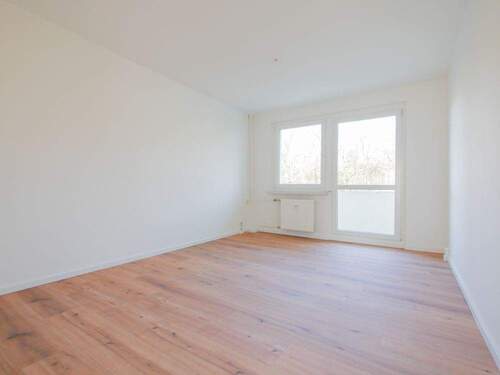 Wohnzimmer - Wohnkomfort in Neustadt (Sa): Traumwohnung (3 Zi.) mit Tageslichtbad, Balkon & Stellplatz