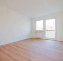 Wohnkomfort in Neustadt (Sa): Traumwohnung (3 Zi.) mit Tageslichtbad, Balkon & Stellplatz - Neustadt in Sachsen