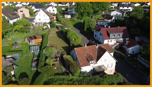 Blick über Haus und Garten - 