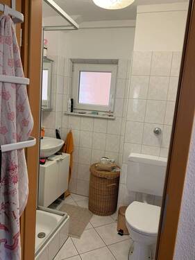 Bad mit Dusche und Fenster - 