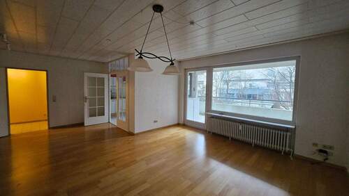 Wohnzimmer.jpg - 4 Zim. 2 x Bad, HWR, 2 Terrassen & Garage im Haus ebenerdig, Erbpacht!