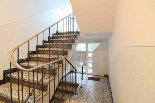 03_Treppenhaus - 2 Zimmer Etagenwohnung in Essen