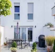 Modernes Reihenhaus (BJ 2015, A+) mit Garten, 3 Bädern, Wärmepumpe und 2 Stellplätzen in Wiesbaden