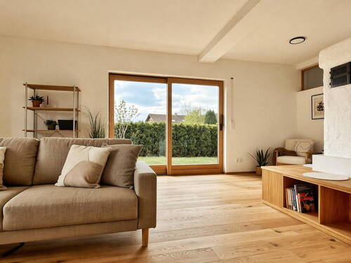Wohnzimmer mit Kamin - 4 Zimmer Etagenwohnung zum Kaufen in Essenbach