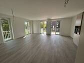Helles Wohnzimmer mit Zugang zum Balkon - Helle 3-Zimmer-Wohnung in Schleswig – Erstbezug mit Einbauküche