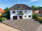 Frontansicht - Freistehendes Einfamilienhaus mit Einliegerwohnung in ruhiger Ortsrandlage - flexibel wohnen mit Perspektive!