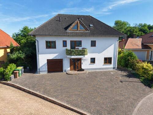 Frontansicht - Freistehendes Einfamilienhaus mit Einliegerwohnung in ruhiger Ortsrandlage - flexibel wohnen mit Perspektive!