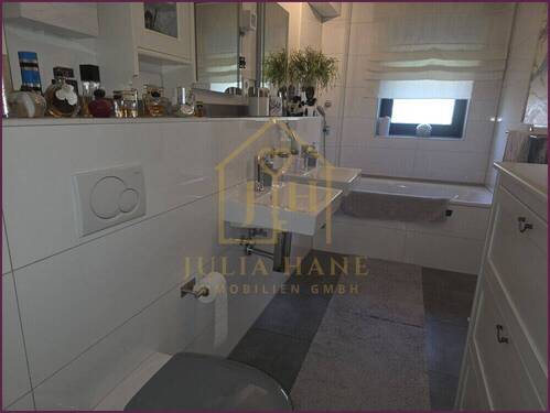 Badezimmer mit Wanne - 