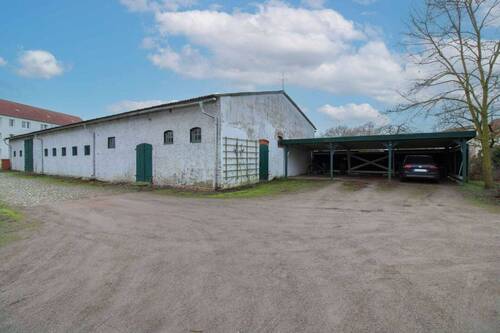 Halle links ( vermietete Stellflächen ) - 