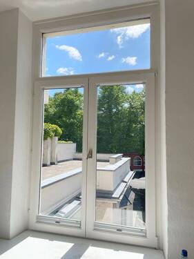 1.OG Blick vom Büro zur großen Terrasse.jpg - Büro mit 393,00 m&sup2; in Bonn zum Kaufen