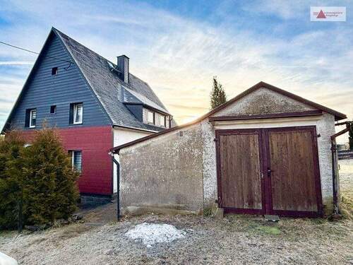 Hausansicht mit Garage - 