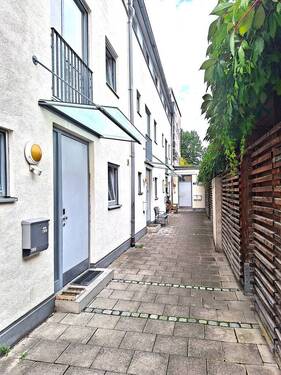 Zugang zum Wohnhaus - 3 Zimmer Etagenwohnung zum Kaufen in Neufahrn bei Freising